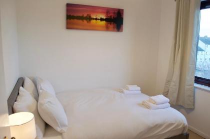 Top Floor 2 Bedroom Apartment Near Leith Walk - image 7