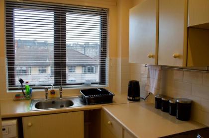 Top Floor 2 Bedroom Apartment Near Leith Walk - image 8