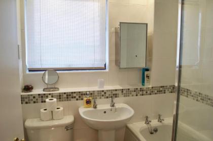 Top Floor 2 Bedroom Apartment Near Leith Walk - image 9
