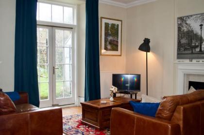 3 Bedroom Home With Garden Near Edinburgh New Town - image 1