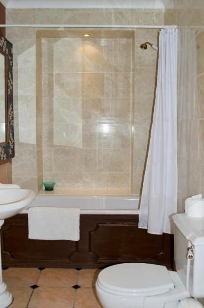 3 Bedroom Home With Garden Near Edinburgh New Town - image 11