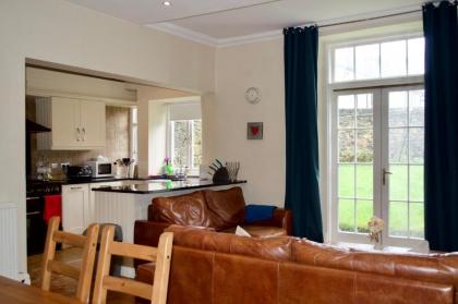 3 Bedroom Home With Garden Near Edinburgh New Town - image 12