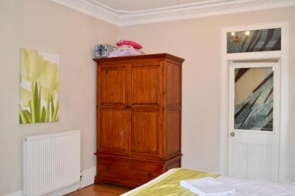 3 Bedroom Home With Garden Near Edinburgh New Town - image 14