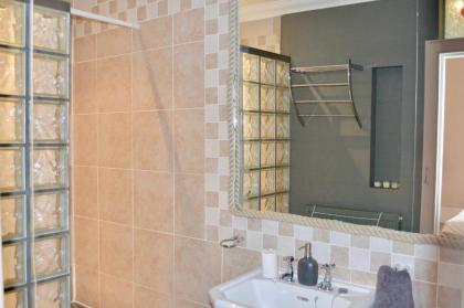 3 Bedroom Home With Garden Near Edinburgh New Town - image 15
