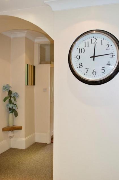 3 Bedroom Home With Garden Near Edinburgh New Town - image 16
