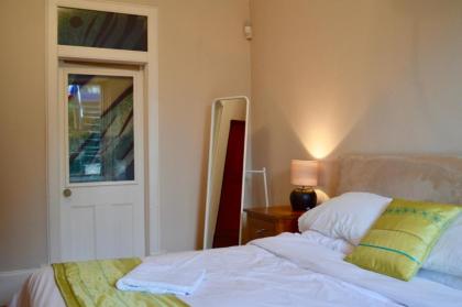 3 Bedroom Home With Garden Near Edinburgh New Town - image 18