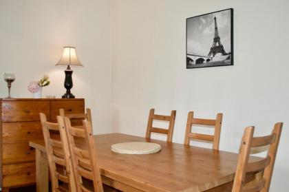 3 Bedroom Home With Garden Near Edinburgh New Town - image 2