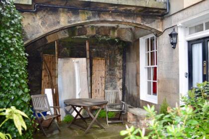 3 Bedroom Home With Garden Near Edinburgh New Town - image 20