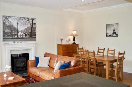 3 Bedroom Home With Garden Near Edinburgh New Town - image 3