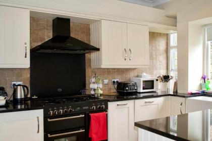 3 Bedroom Home With Garden Near Edinburgh New Town - image 8