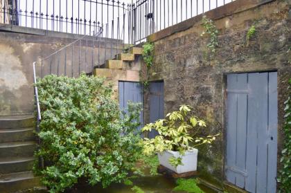 3 Bedroom Home With Garden Near Edinburgh New Town - image 9