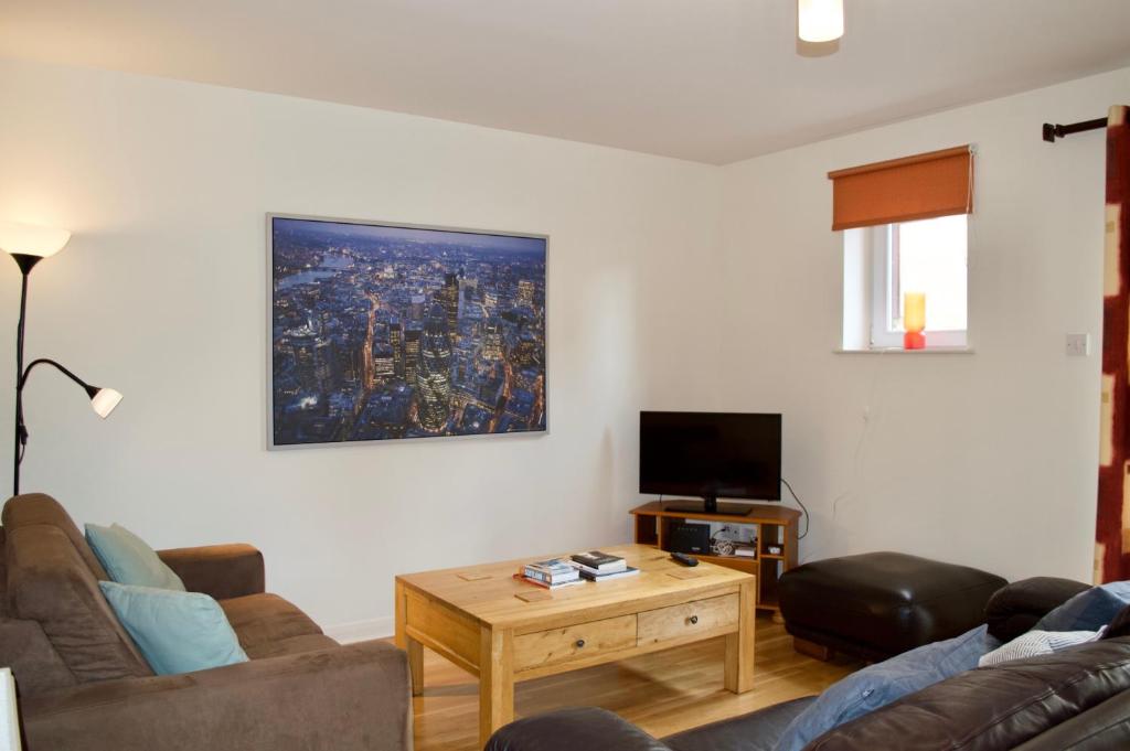 Modern 2 Bedroom City Centre Flat - main image