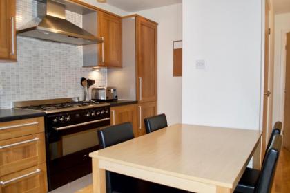 Modern 2 Bedroom City Centre Flat - image 10