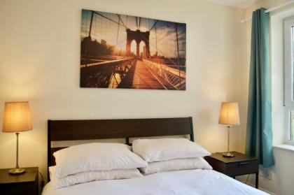 Modern 2 Bedroom City Centre Flat - image 11