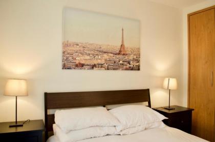 Modern 2 Bedroom City Centre Flat - image 12