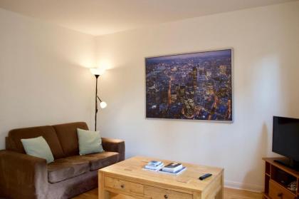 Modern 2 Bedroom City Centre Flat - image 13