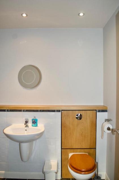 Modern 2 Bedroom City Centre Flat - image 14