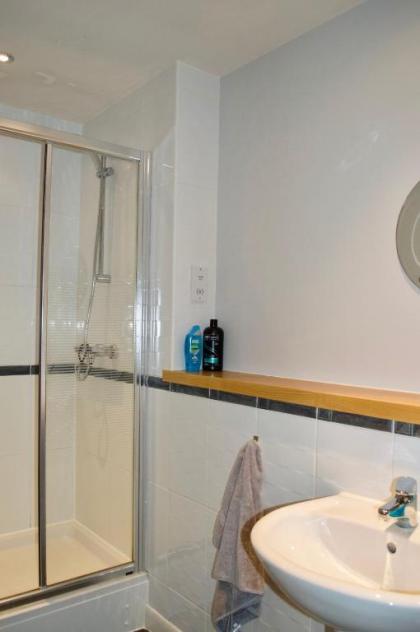 Modern 2 Bedroom City Centre Flat - image 17