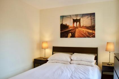 Modern 2 Bedroom City Centre Flat - image 18