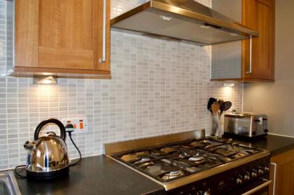 Modern 2 Bedroom City Centre Flat - image 2