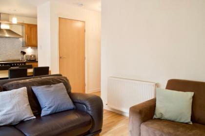 Modern 2 Bedroom City Centre Flat - image 3
