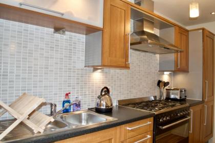 Modern 2 Bedroom City Centre Flat - image 4