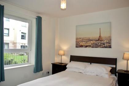 Modern 2 Bedroom City Centre Flat - image 5