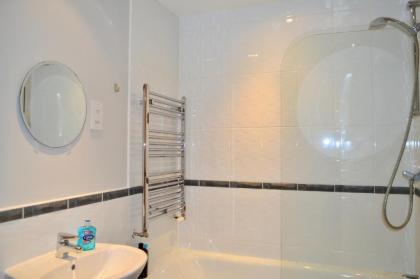 Modern 2 Bedroom City Centre Flat - image 6
