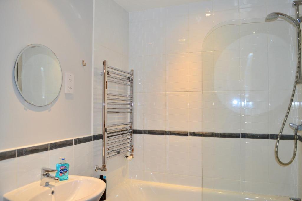 Modern 2 Bedroom City Centre Flat - image 6