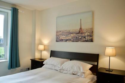 Modern 2 Bedroom City Centre Flat - image 7