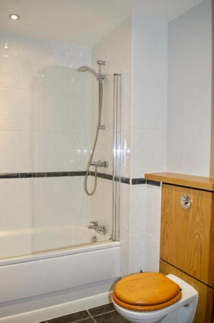 Modern 2 Bedroom City Centre Flat - image 8