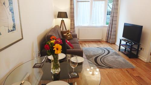 Violet Bank Apartment West End. - main image