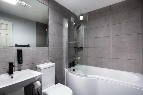 Holyrood Skyline Apartment - image 6