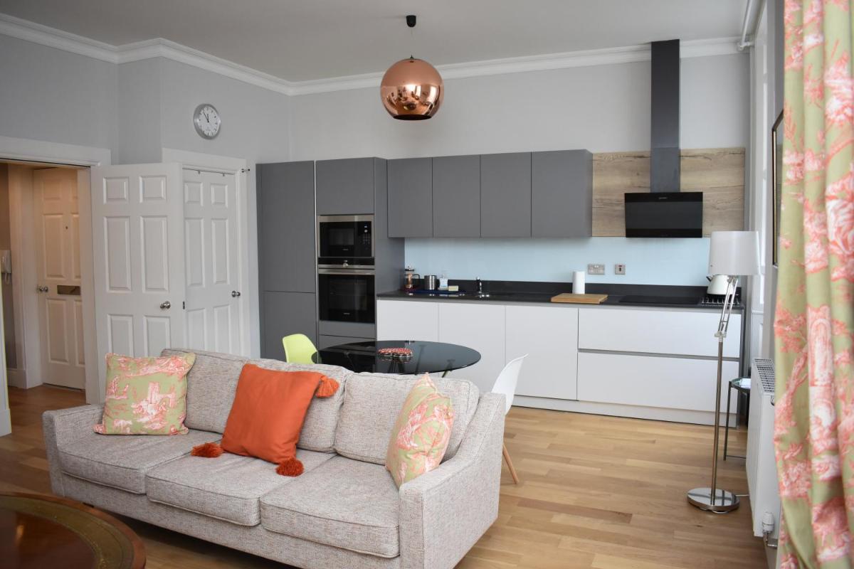 Bernard St - Bright and spacious 1 bed apartment at the Shore! - main image
