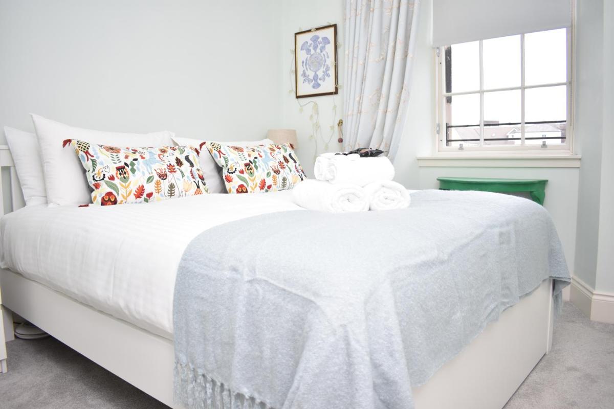 Bernard St - Bright and spacious 1 bed apartment at the Shore! - image 7