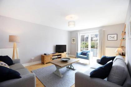 Bright and charming 2 bed in vibrant Leith - image 1