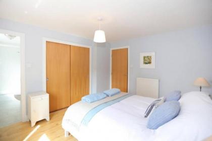 Bright and charming 2 bed in vibrant Leith - image 10