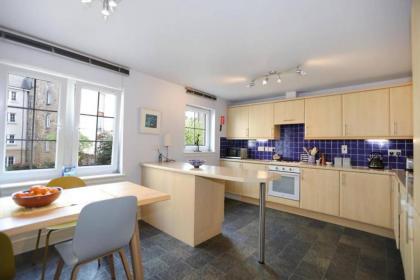 Bright and charming 2 bed in vibrant Leith - image 11