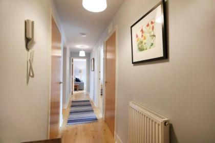 Bright and charming 2 bed in vibrant Leith - image 12