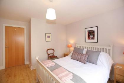 Bright and charming 2 bed in vibrant Leith - image 13