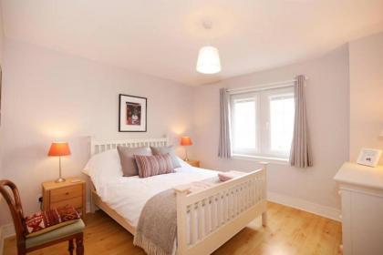 Bright and charming 2 bed in vibrant Leith - image 14