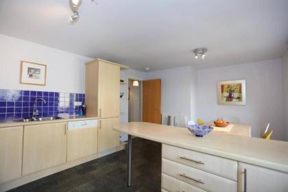 Bright and charming 2 bed in vibrant Leith - image 15