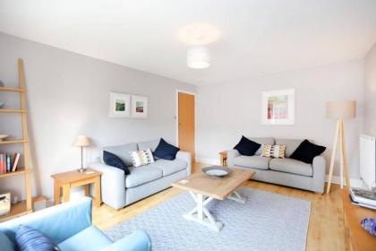Bright and charming 2 bed in vibrant Leith - image 16