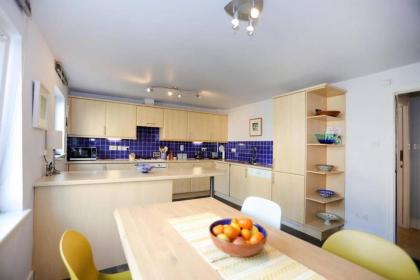 Bright and charming 2 bed in vibrant Leith - image 17