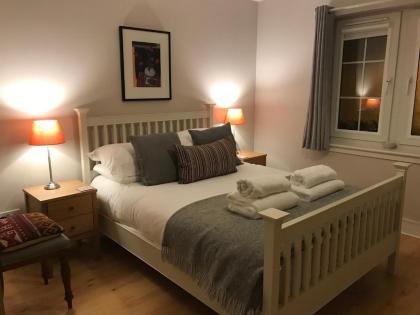 Bright and charming 2 bed in vibrant Leith - image 18
