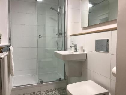 Bright and charming 2 bed in vibrant Leith - image 19