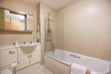 Bright and charming 2 bed in vibrant Leith - image 2