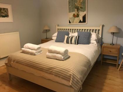 Bright and charming 2 bed in vibrant Leith - image 20