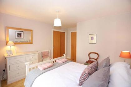 Bright and charming 2 bed in vibrant Leith - image 3