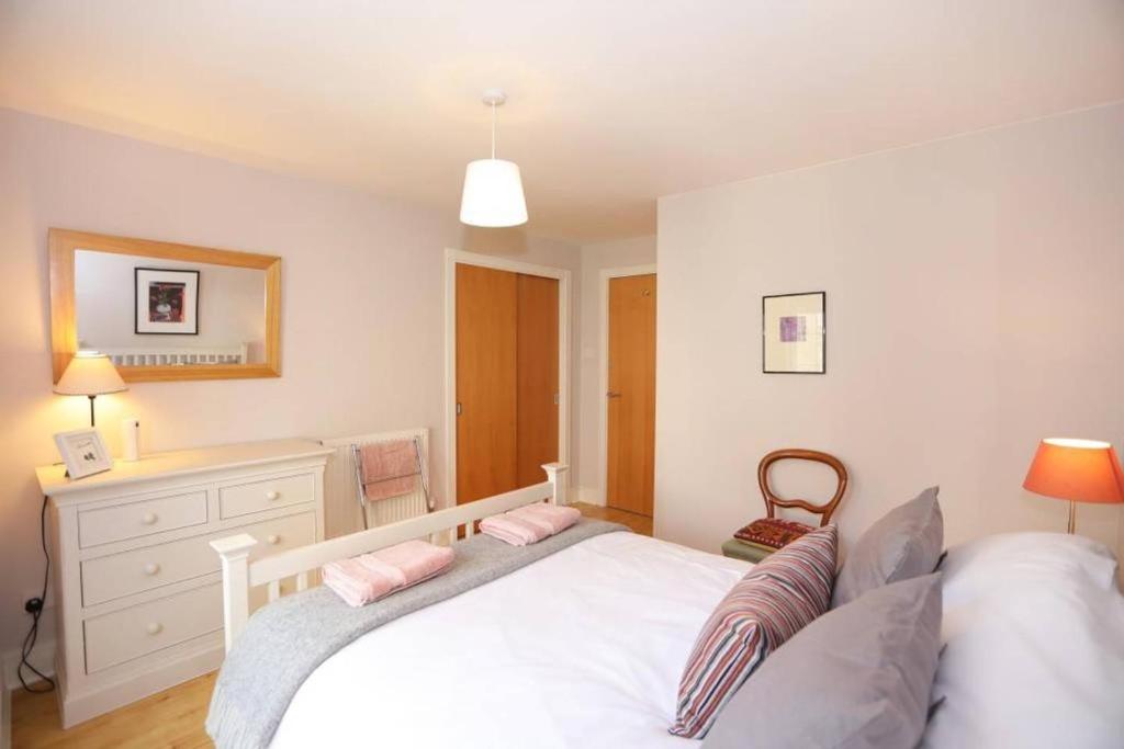 Bright and charming 2 bed in vibrant Leith - image 3